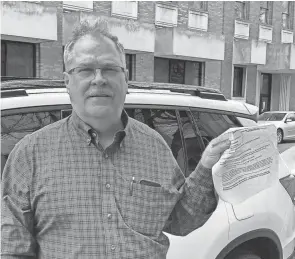  ?? CASSANDRA NIST ?? Glenn Maling holds a copy of a theft complaint outside of Canton Municipal Court on April 21.