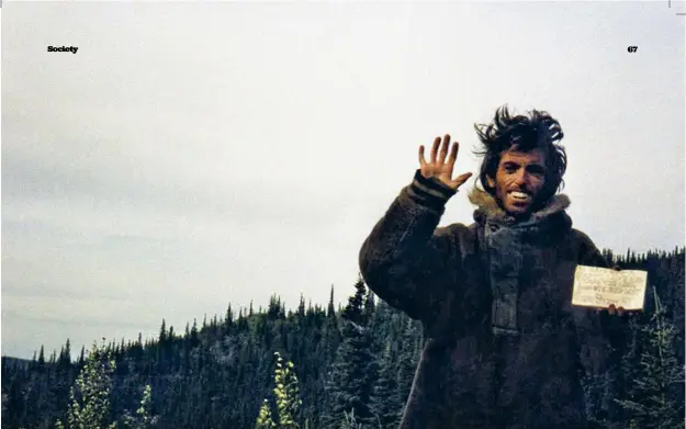  ??  ?? Christophe­r Mccandless en Alaska, le long de la piste Stampede, où il passa les quatre derniers mois de sa vie en 1992.