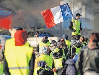  ?? FOTO: AFP ?? Michel Houellebec­q wird in französisc­hen Rezensione­n seines neuen Romanes als Prophet gefeiert. Denn er habe in „Serotonin“den Protest der Gelbwesten – wie hier in Caen – vorweggeno­mmen.