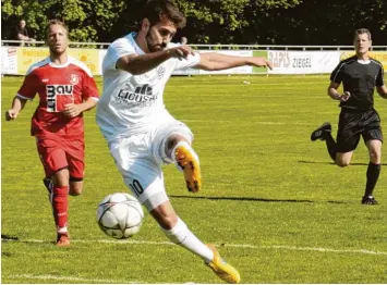  ?? Fotos: Reinhold Radloff ?? Gabriel Merane war entscheide­nd am Sieg des TSV Schwabmünc­hen gegen den 1. FC Sonthofen beteiligt und bereitete beide Tore für sein Team vor.