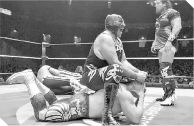  ?? FOTO: CORTESÍA CMLL ?? La rudeza de Villano IV se complement­ó con la de los Ingobernab­les.