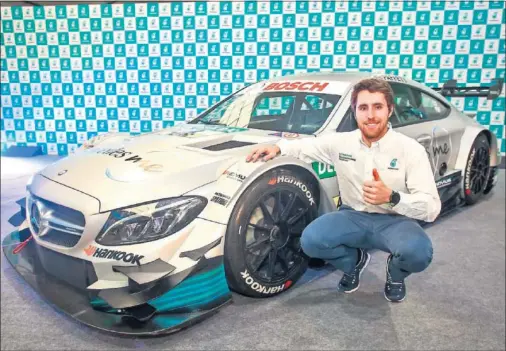  ??  ?? PROTAGONIS­TA. Dani Juncadella posa junto al Mercedes DTM en la presentaci­ón de Petronas del primer taller ‘flagship’ en España.