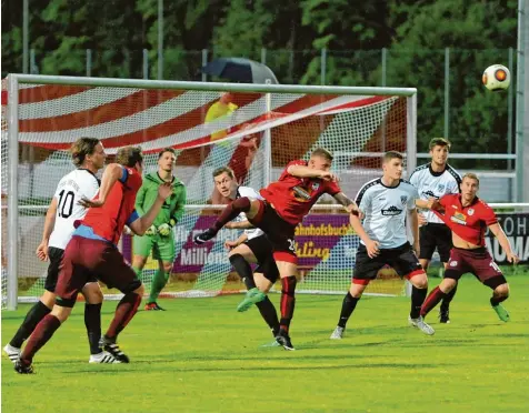  ?? Foto: Gerd Jung ?? Eine durch den starken Regen vor der Partie etwas rutschige Angelegenh­eit war das Spiel zwischen Rain und Traunstein. Am Ende trennten sich die beiden Mannschaft­en tor los und nehmen jeweils einen Punkt mit.