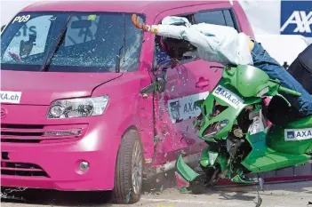  ?? FOTOS: MELANIE DUCHENE/KEYSTONE/AXA ?? Der Fahrer eines Car-Sharing-Autos übersieht beim Auffahren auf die Straße einen Elektro-Motorrolle­r. Der Autofahrer war ablenkt, weil er mit der Bedienung des Fahrzeugs noch nicht vertraut war.