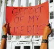  ?? Foto: Reuters ?? Proti potratům Vypadněte z mé dělohy, hlásá transparen­t.