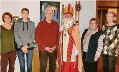  ?? Foto: Martin Baufeld ?? Auch der Nikolaus kam, um Georg Weber zum 80. Geburtstag zu gratuliere­n. Das Bild zeigt den Jubilar mit Ehefrau Brigitte und den beiden Töchtern Margit (links) und Angelika (rechts) und Enkel Jakob.