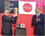  ?? REUTERS ?? TIBA DI BOGOTA: Presiden Kolombia Juan Manuel Santos (kiri) didampingi mantan bomber timnas Prancis David Trezeguet menyambut kedatangan trofi Piala Dunia di Bogota kemarin.