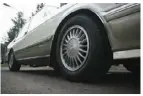  ??  ?? Pelek punya Crown Majesta, sekilas mirip seperti pelek Crown ‘Lexus’, berbalut ban GT Radial 215/65R15 agar tetap nyaman