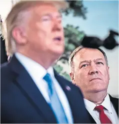  ??  ?? el secretario de estado Mike Pompeo escucha al presidente trump mientras habla en la Casa Blanca, el año pasado