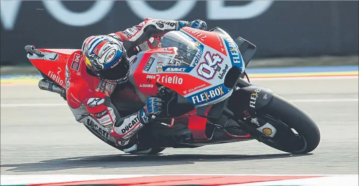  ?? FOTO: EFE ?? Andrea Dovizioso dominó las dos primeras tandas de entrenamie­ntos libres del Gran Premio de Misano. Encabezó el doblete de Ducati en uno de sus dos Grandes Premios de casa