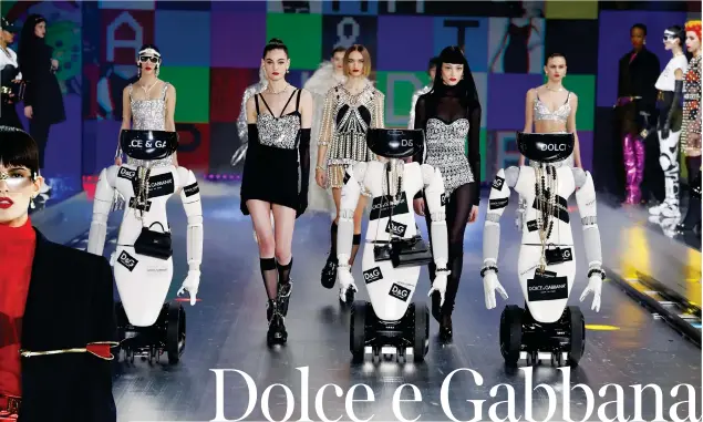  ??  ?? In video
Il finale dello show di Dolce e Gabbana con protagonis­ti i robot e le modelle in mini-abiti di cristalli. Sotto, i completi spalmati
