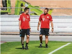  ?? Foto: Sven Hoppe, dpa ?? Miroslav Klose (links) ist neuer Co-trainer beim FCB und unterstütz­t Trainer Hansi Flick.