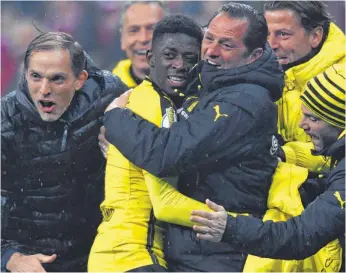  ?? FOTO: DPA ?? Mann des Abends: Ousmane Dembélé trifft und wird von Dortmunds Ersatzbank geknuddelt.