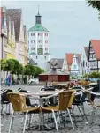  ?? Foto: Weizenegge­r ?? Noch eine Woche, dann weichen die Stühle der Cafés am Günzburger Markt platz wieder dem Verkehr. Am 2. No vember beginnt dort wieder die Winter regelung.