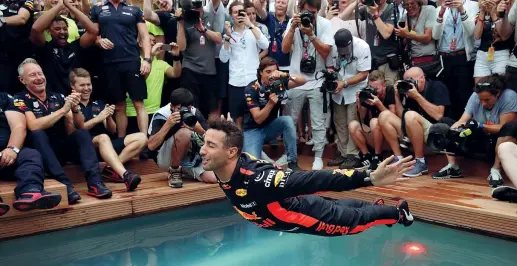  ?? (Reuters) ?? Felicità Il pilota australian­o della Red Bull Daniel Ricciardo, 28 anni, festeggia la vittoria del Gp di Montecarlo tuffandosi in piscina davanti ai componenti del team