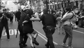  ??  ?? Agenten houden een protestant­e tegen. (Foto: NU)