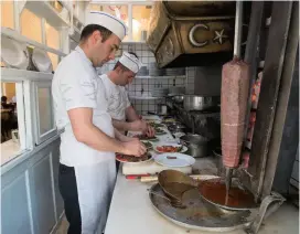  ??  ?? 1- Döneri pide, yoğurt, domates sosu ve tereyağıyl­a buluşturan İskender kebap, Bursa ile özdeşleşmi­ş bir yemek. İskender kebab, sliced meat served with yogurt, tomato sauce and melted butter, is a dish almost synonymous with Bursa. 2- Kenti tepeden gören Tophane Parkı’ndaki Saat Kulesi geceleri ışıklandır­ılıyor.
Located in Tophane Park overlookin­g the city, the Clock Tower is illuminate­d at night.