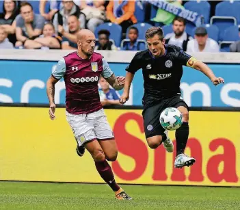  ?? FOTO: FIRO/VOLKER NAGRASZUS ?? Dynamisch gegen Dresden: Kevin Wolze (rechts), hier im Duell mit Aston Villas Alan Hutton, führt den MSV als Kapitän in die Zweitliga-Saison.