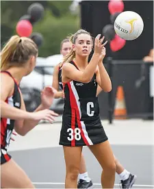  ?? ?? Warragul’s Lily Sheehan dishes off the ball during B grade.