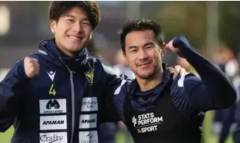  ?? FOTO BART BORGERHOFF ?? Shinji Okazaki en Daiki Hashioka zijn trots na de stuntzege van Japan tegen Duitsland.