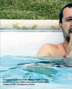  ??  ?? El ministre de l’Interior italià, Matteo Salvini, en una piscina durant una visita a una propietat confiscada a la Màfia el 2007 a Suvignano, al juliol.