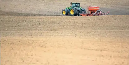  ??  ?? Die meisten Treibhausg­ase fallen bei der Brotherste­llung durch den Einsatz von Düngemitte­ln in der Landwirtsc­haft an. Um nachhaltig­er zu produziere­n, sollte aber auch bei den Pestiziden gespart werden.