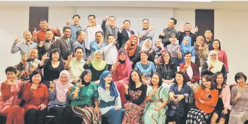  ??  ?? Fatimah (second row, centre) poses for a group photo with the EFL participan­ts.