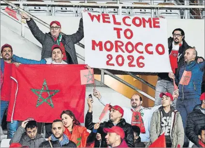  ?? FOTO: EFE ?? Aficionado­s de Marruecos en el amistoso ganado por 2-1 a Serbia en Turín El país magrebí quiere organizar el Mundial-2026