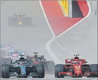  ?? FOTOS: AP//EFE ?? Kimi Raikkonen, con su Ferrari, se impuso ayer después de ganar la posición a Lewis Hamilton en la salida, por el interior de la siempre complicada curva 1 del Circuito de Las Américas de Austin, en Texas