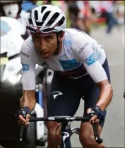  ?? (Photos AFP) ?? Primoz Roglic (à gauche) et Egan Bernal pourraient se disputer la victoire finale lors de la troisième semaine de course, dans les Alpes.