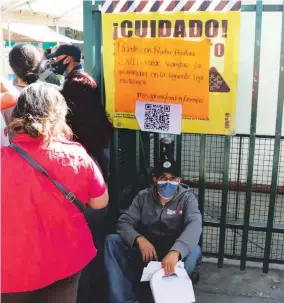  ?? ?? Sigue la larga fila en la
Clínica 31 del IMSS para pruebas
Covid