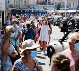  ?? (Photo Luc Boutria) ?? Saint-Tropez, première commune varoise où le port du masque a été imposé en plein air.