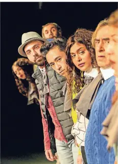  ?? FOTO: DAVID BALTZER ?? Einige Mitspieler; von links: Ava Azadeh, Rami Lazkani, Nawar Khadra, Mortaza Husseini, Atena Bijad, Altan Ali Yilmaz, Amy Tawfik Frega.