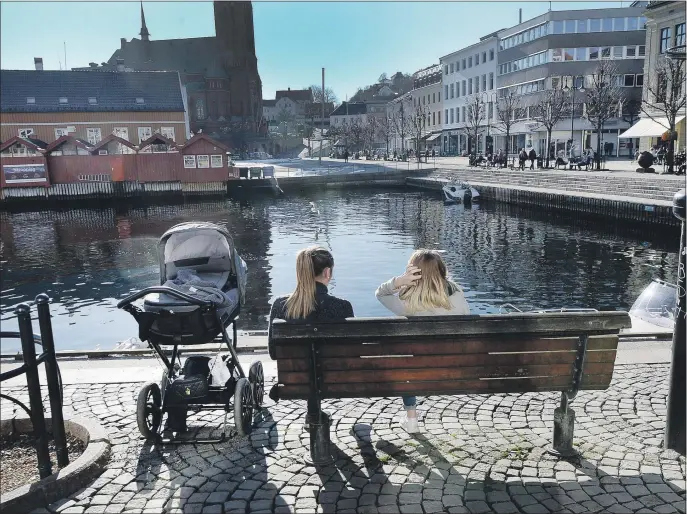  ??  ?? SEPTEMBER-SOL: Det er spådd fint vaer i Arendal og Aust-Agder den kommende uken. Her fra Pollen i Arendal på en annen solskinnsd­ag.