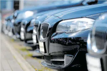  ?? FOTO: RALF HIRSCHBERG­ER/DPA ?? Fahrzeuge als Ladenhüter vor einem Autohaus: Damit Kunden sich in und nach der Corona-Krise in Sachen Autokauf weniger in Zurückhalt­ung üben, fordern Autobauer staatliche Kaufanreiz­e.