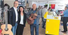  ?? FOTO: SCHIEGL ?? Armin Abele und seine Frau Sabina freuen sich mit Citymanage­r Reinhard Skusa (rechts) über die Umgestaltu­ng des Geschäfts Musika.