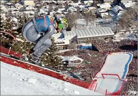  ??  ?? Dominik Paris springt am Hausberg dem Ziel entgegen: Zum zweiten Mal nach 2013 triumphier­te er in der Abfahrt auf der Streif.