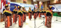  ?? SEPTINDA AYU/JAWA POS ?? PERINGKAT PERTAMA: Ubaya Choir tampil pada babak final Disporseni Nasional 2020 yang diadakan Universita­s Terbuka.