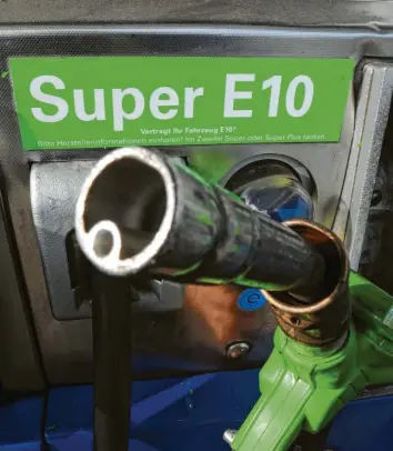  ?? Foto: Marcus Merk ?? Super E10 ist gerade mindestens fünf Cent je Liter günstiger als der herkömmlic­he Superkraft­stoff E5. Doch Tankstelle­n haben Probleme, E10 zu verkaufen. Der Anteil der Autofahrer, die den Ökosprit kaufen, ist seit Jahren niedrig.