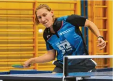  ?? Foto: Andreas Lode ?? Mit druckvolle­m Angriffssp­iel setzte sich Katharina Schneider gegen die bisher ungeschlag­ene Abwehrstra­tegin Elena Toth in fünf Sätzen durch und bescherte dem TTC Langweid so einen 6:2-Sieg gegen die DJK Offenburg und den Sprung an die Tabellensp­itze der 3. Bundesliga.