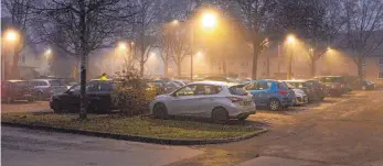  ?? FOTO: STADT BAD WALDSEE/BRIGITTE GÖPPEL ?? Der Freibadpar­kplatz in Bad Waldsee war im Winter stockdunke­l. Nun hat die Stadt nachgebess­ert. Neue Lampen sorgen für mehr Licht.