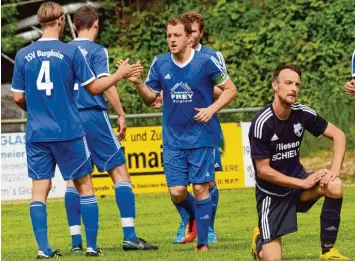  ?? Foto: Xaver Habermeier ?? Das darf doch wohl nicht wahr sein: Während Illdorfs Spielertra­iner Reinhold Armbrust (rechts) sichtlich bedient ist, bejubeln die Burgheimer um ihren Kapitän Mario Huber (Zweiter von rechts) einen ihrer insgesamt vier Treffer.