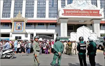  ?? SRENG MENG SRUN ?? Around 300 people representi­ng hundreds of families in Koh Kong province protested at the Ministry of Land Management Thursday.