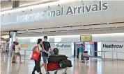  ?? (AFP) ?? Passengers walk through the arrivals hall of London Heathrow Airport in west London, UK