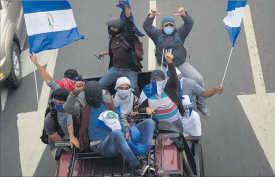  ?? AFP / MARVIN RECINOS ?? Opositores a Ortega Manifestan­tes en una marcha de Managua hacia Ticuantepe.