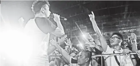  ?? CONTRIBUTE­D PHOTO ?? FREE CONCERT. Rocksteddy frontman, Teddy Corpuz teases the crowd during the Araw ng Panabo Free Concert last year.