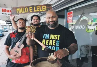  ?? MARK TAYLOR/WAIKATO TIMES ?? Toks Fale with his nephews Seni Fale (left) and Liano Langi outside the TuiTui Vao Kava Cafe and Lounge.