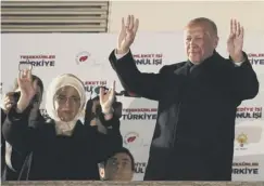  ??  ?? 0 Tayyip Erdogan and his wife Emine greet supporters