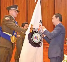  ??  ?? SOLEMNIDAD. El gobernador lojano, Eduardo Jaramillo, durante el acto de reconocimi­ento a la dependenci­a policial.