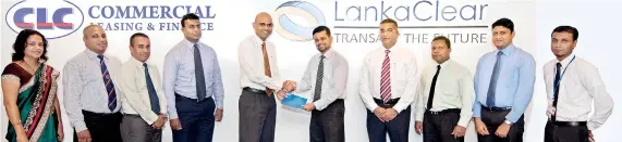  ??  ?? LANKACLEAR GM /CEO SUNIMAL WEERASOORI­YA EXCHANGES THE LANKAPAY SLIPS AGREEMENT WITH KRISHAN THILAKARAT­NE DIRECTOR /CEO COMMERCIAL LEASING & FINANCE